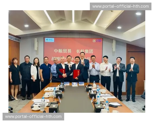 铜梁区政府与俱乐部签约仪式：双方握手合作瞬间